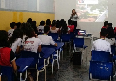 Promotora de São Vicente ministra palestra sobre corrupção em escola de São Bento