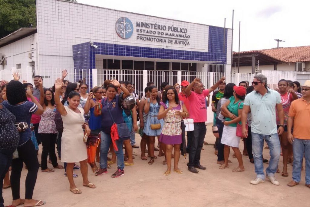 Prefeitura de Matinha não paga há dois meses e servidores fazem protesto em frente à Promotoria de Justiça
