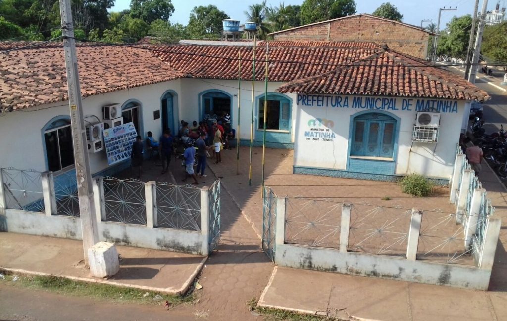 Sem prefeito, presidente não dá posse ao vice e população faz ocupação na prefeitura de Matinha