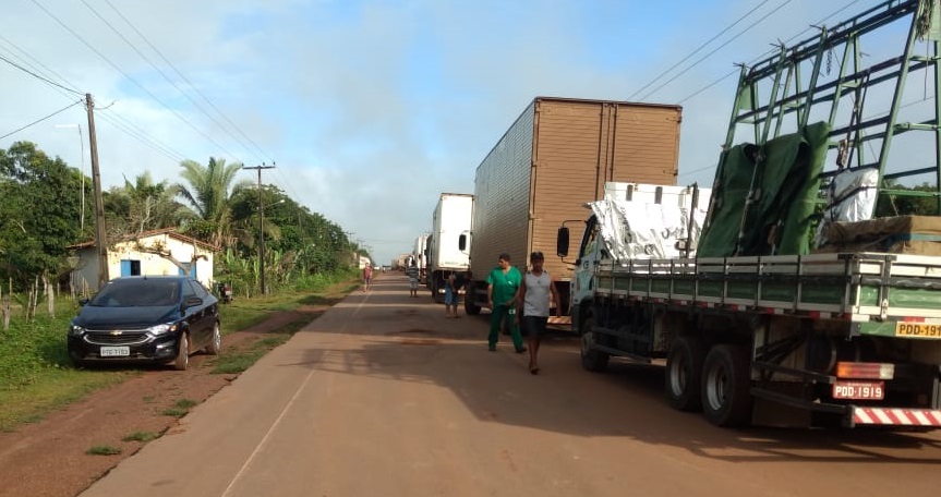 Duas carretas atolam e interditam MA-014 entre São Vicente e São Bento; vejam vídeos