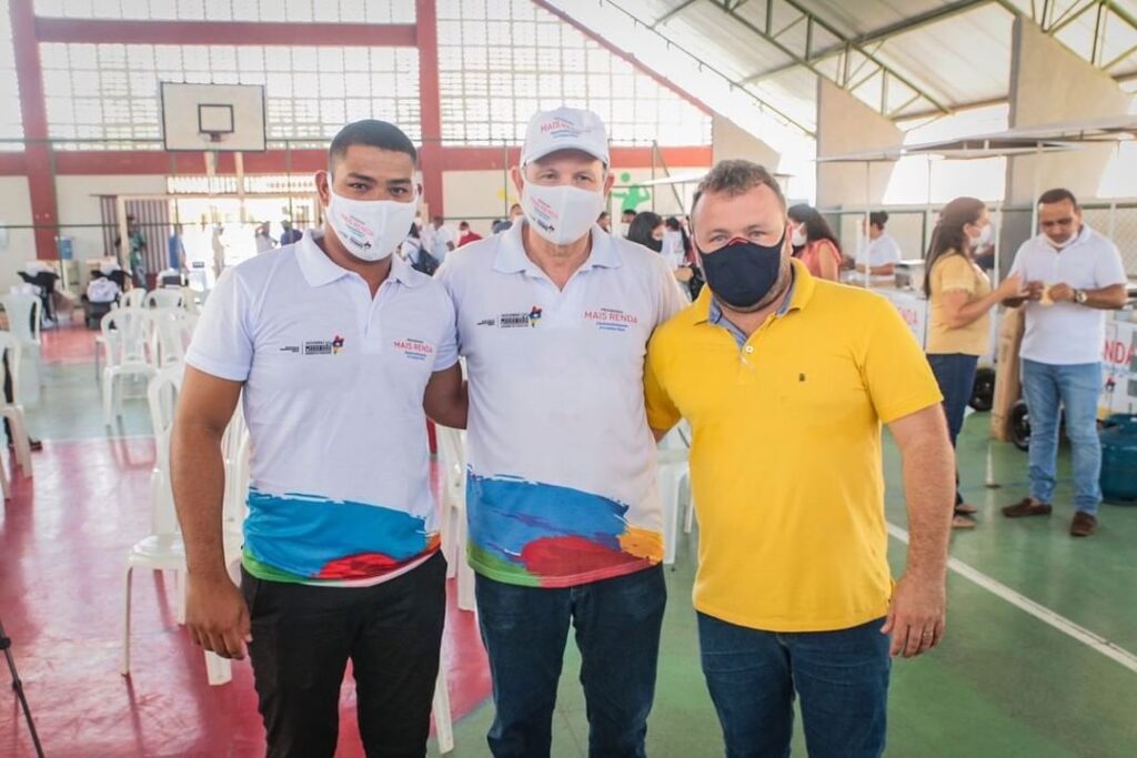Governo do Estado entrega equipamentos para microempreendedores de Matinha e assina ordem de serviço para construir fábrica de beneficiamento de pescado