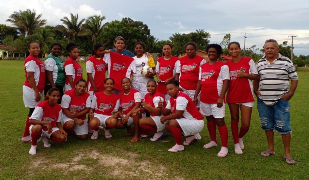 Em São João Batista, assessor da Secap Luiz Everton visita e entrega equipagens ao time feminino do povoado Santa Rita
