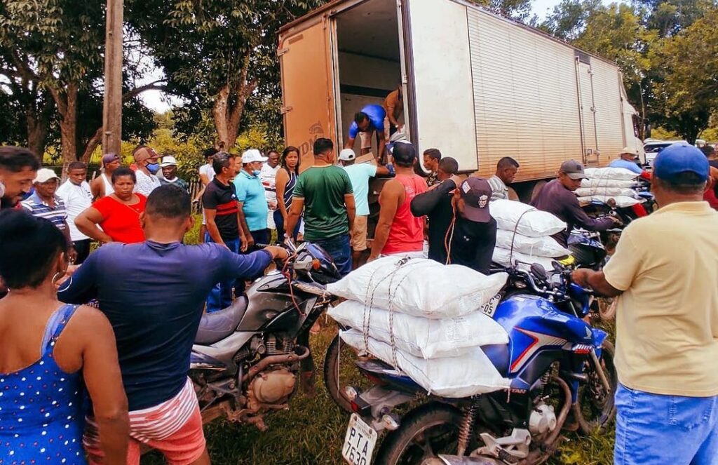 Em São Vicente Ferrer, prefeitura distribui seis toneladas de peixes e mil cestas básicas aos moradores