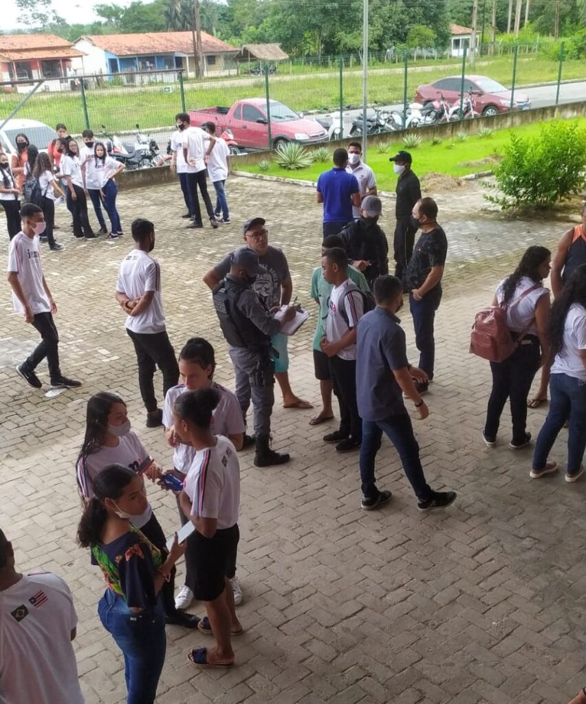 Urgente: assaltante coloca arma na cabeça de estudante do IEMA de São Vicente Ferrer e leva quatro celulares