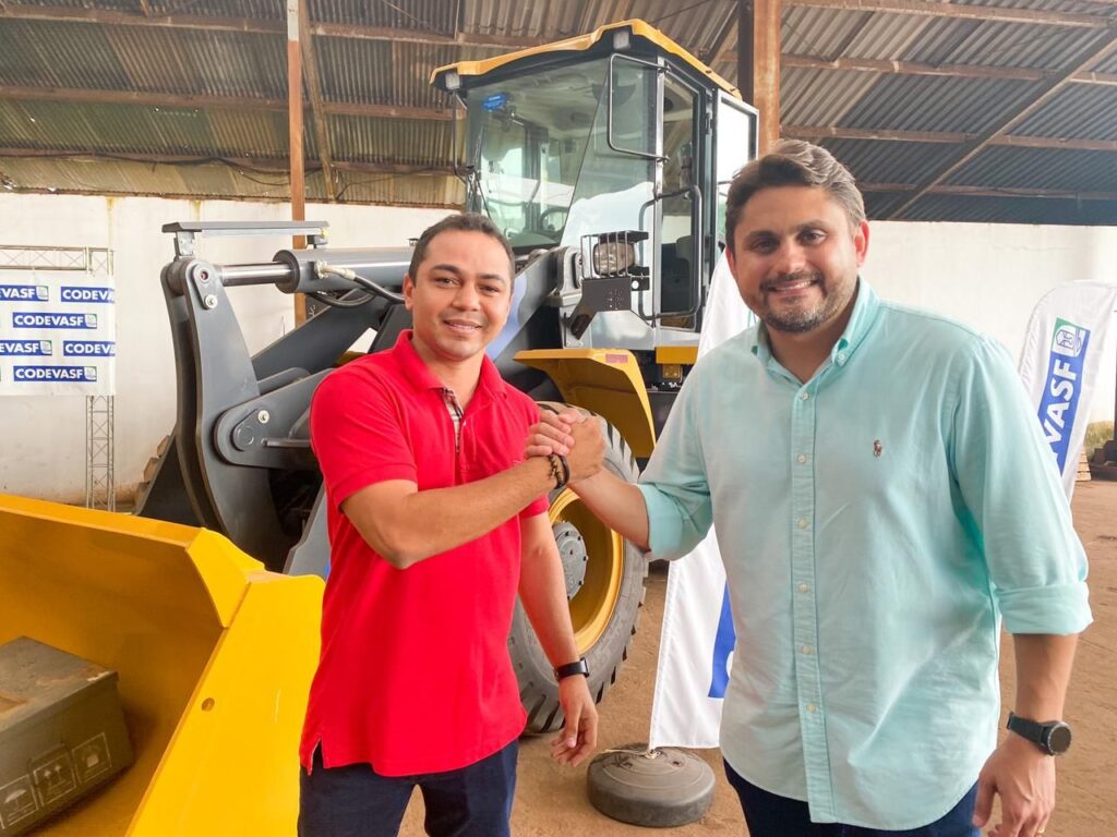 Com emenda do deputado Juscelino Filho, prefeito Adriano Freitas recebe mais uma pá carregadeira para São Vicente Ferrer