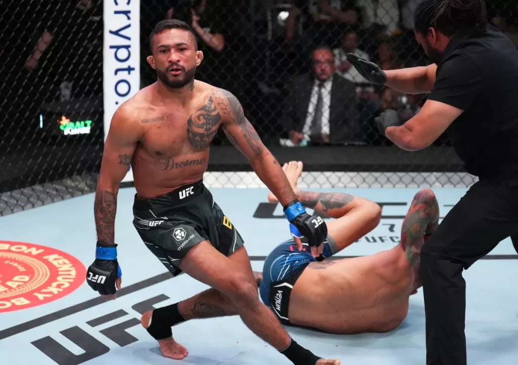 Nos EUA, lutador da Baixada Maranhense vence luta no UFC com nocaute em 41 segundos e leva prêmio de 50 mil dólares