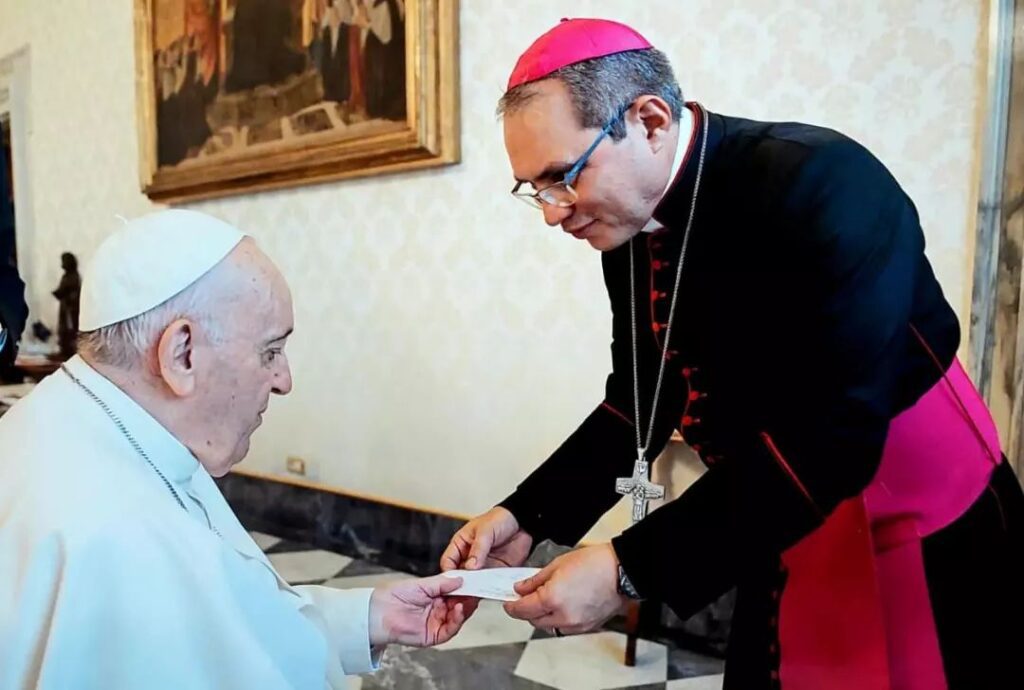 Bispo de Viana entrega carta da PJ ao papa Francisco com pedido de oração para a VIII Romaria Diocesana da Juventude, que será realizada em São Vicente Ferrer