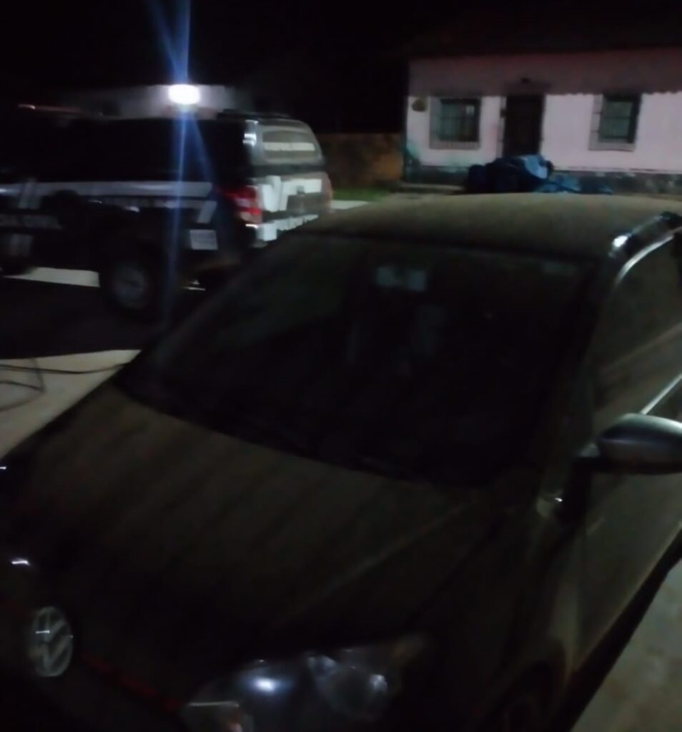 Morador é baleado nas costas após assalto em São Vicente e polícia troca tiros com bandidos e recupera carro roubado em São João Batista
