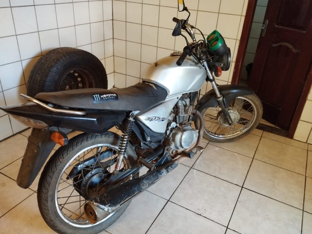 Polícia recupera moto roubada e prende suspeita de agredir a própria avó em São Vicente Ferrer