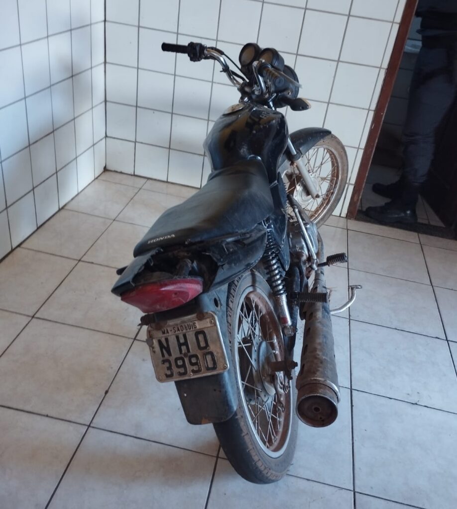 Moto roubada em São Luís é recuperada em São Vicente Ferrer com morador de São Bento