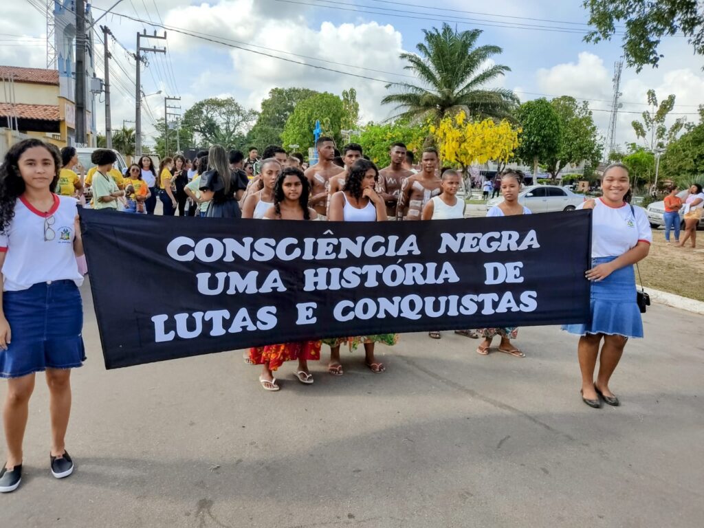 Caminhada marca o mês da Consciência Negra da escola ‘Dr. José Arouche’, em São Vicente Ferrer