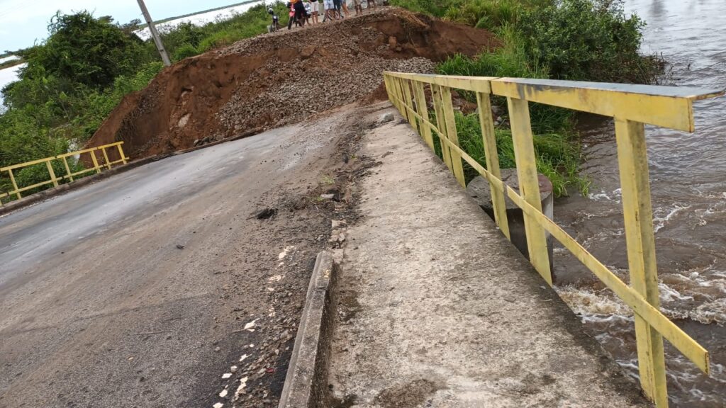 Ponte na MA-317 quebra e volta a isolar toda a cidade de Cajari, na Baixada Maranhense