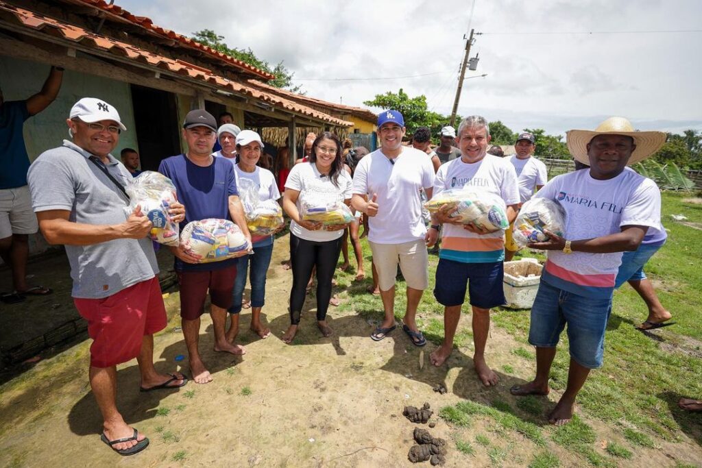 Osmar Filho e Bianca de Maria Félix entregam cestas básicas aos moradores de Cajari
