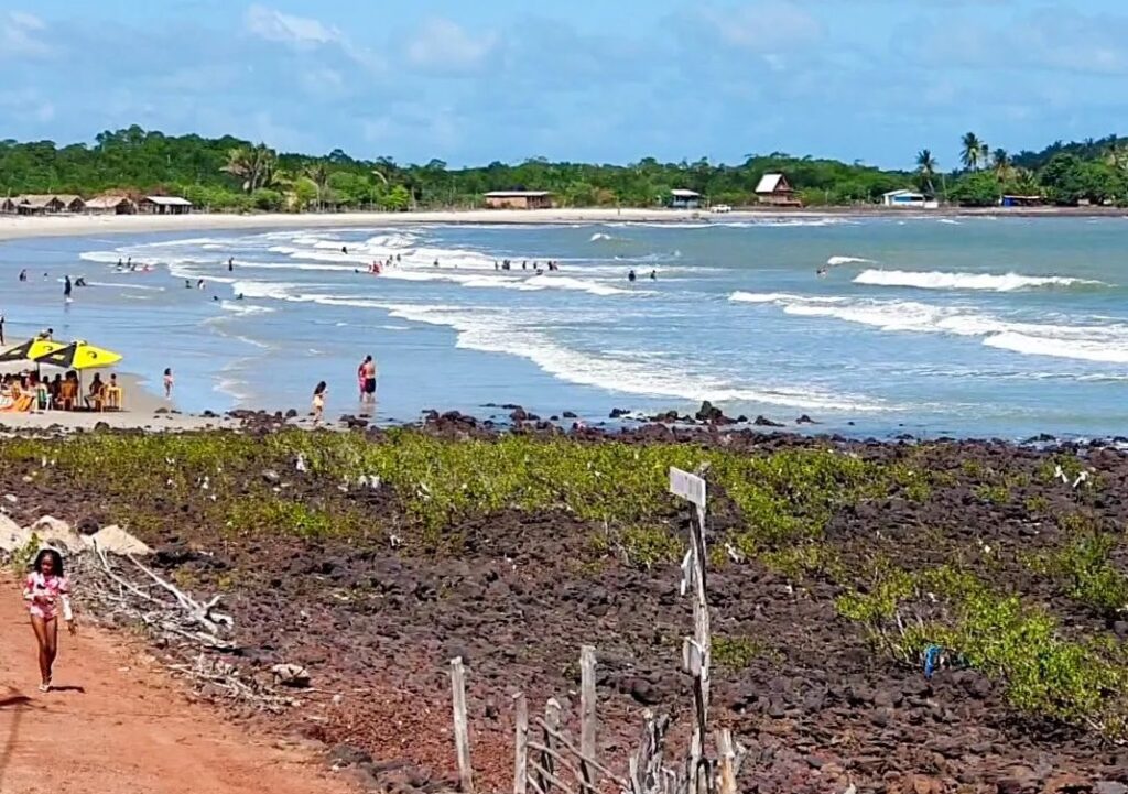 Brandão assina ordem de serviço de R$ 17 milhões para asfaltar estrada que dá acesso à praia de Araoca, em Guimarães