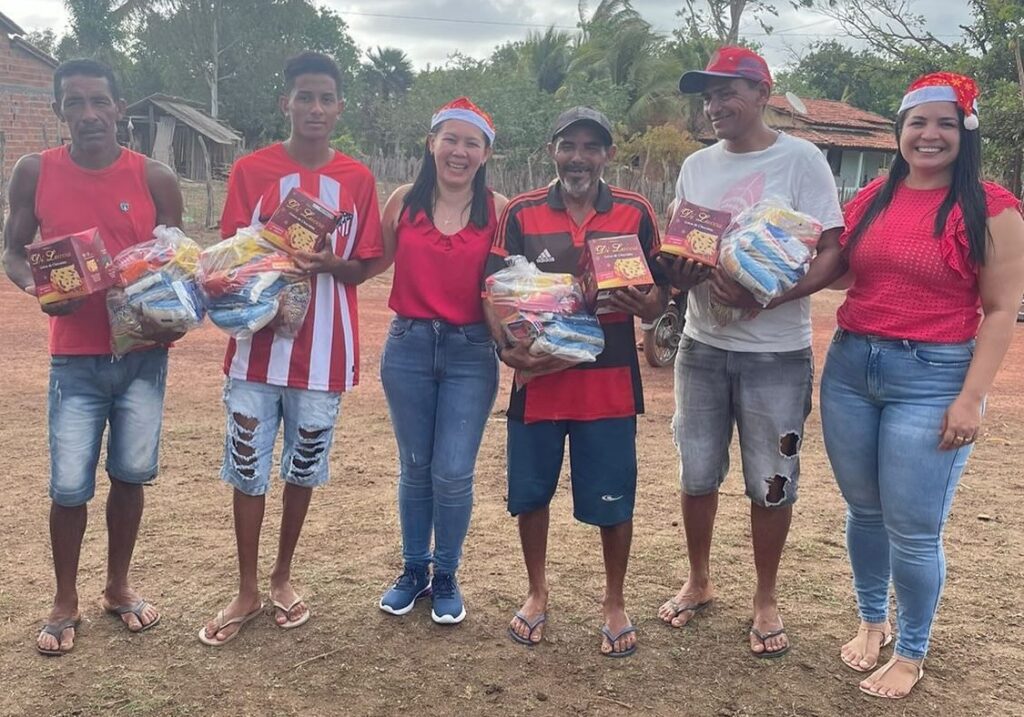 Prefeita Letícia de Sibá entrega cestas básicas aos moradores de Bacurituba