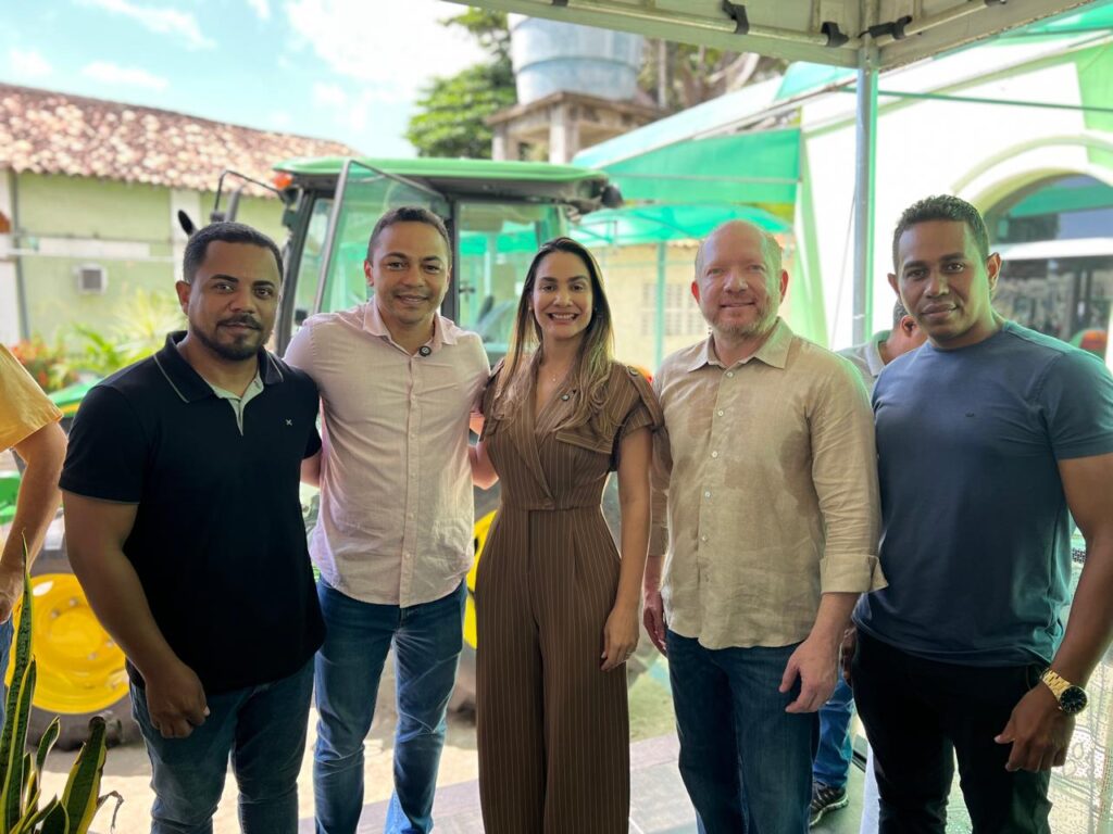 Prefeito Adriano Freitas recebe máquina agrícola para fortalecer Agricultura Familiar em São Vicente Ferrer