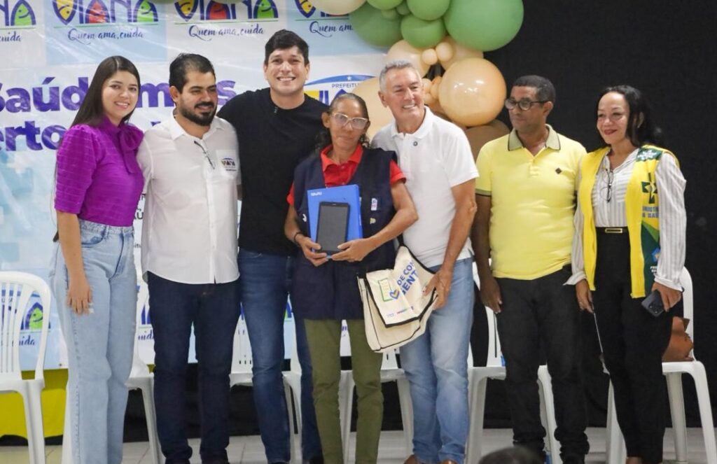 Tiago Fernandes e Carrinho Cidreira reforçam saúde em Viana com entrega de tablets, kits de fardamento e 299 óculos