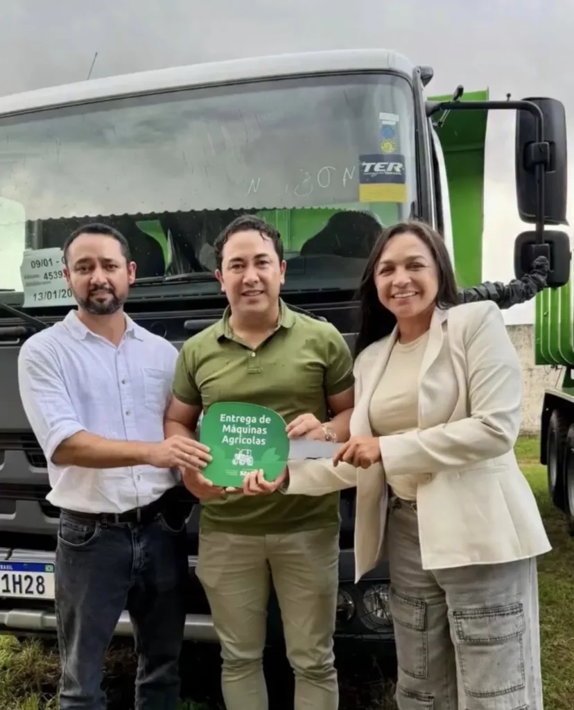 Em parceria com a senadora Eliziane, prefeito de Pinheiro recebe dois caminhões basculantes e uma escavadeira hidráulica