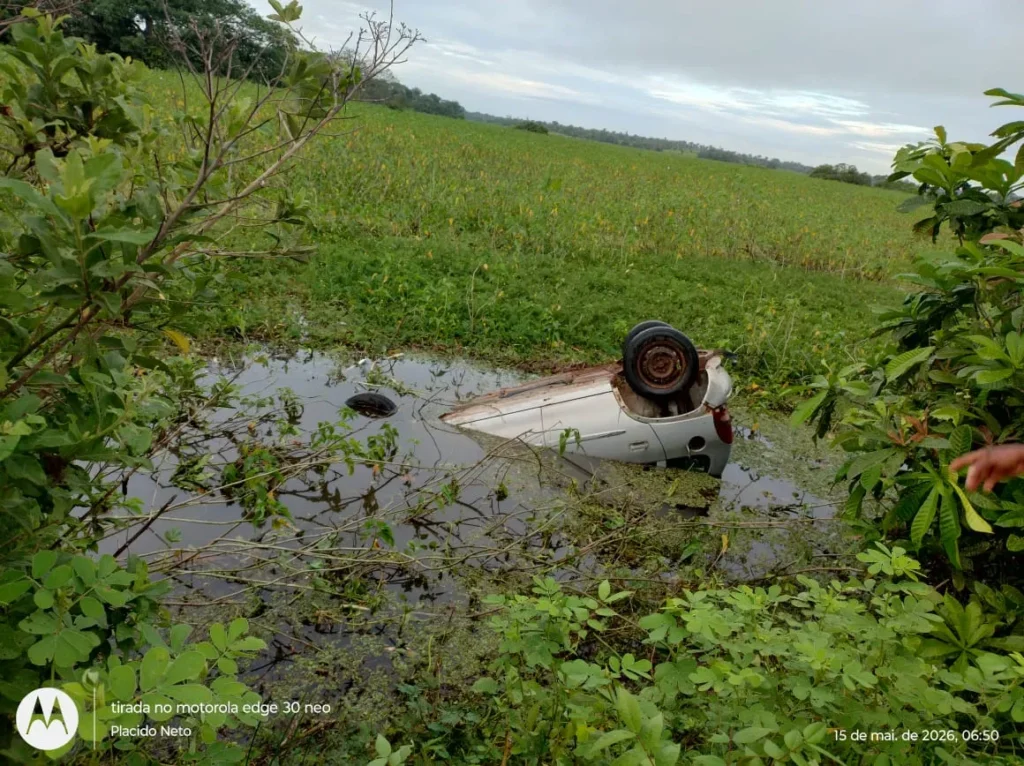 Carro capota e cai em lago às margens da MA-313, entre São Vicente Ferrer e Cajapió