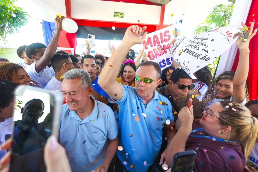 Carlos Brandão entrega 12 mil tablets para estudantes do Ensino Médio da regional de Viana
