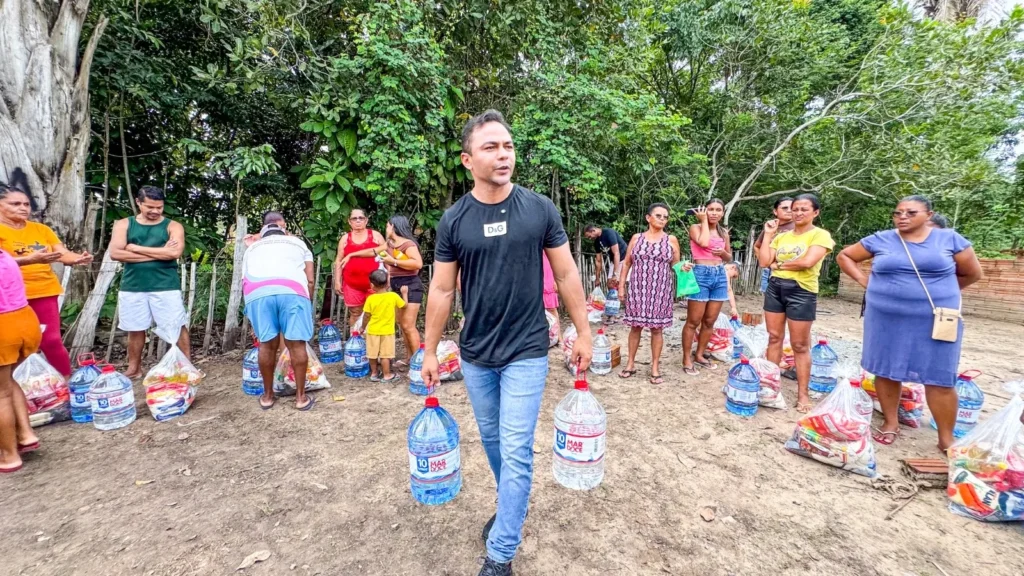 Adriano Freitas leva cestas básicas e água mineral para famílias afetadas pelas chuvas na zona rural de São Vicente Ferrer