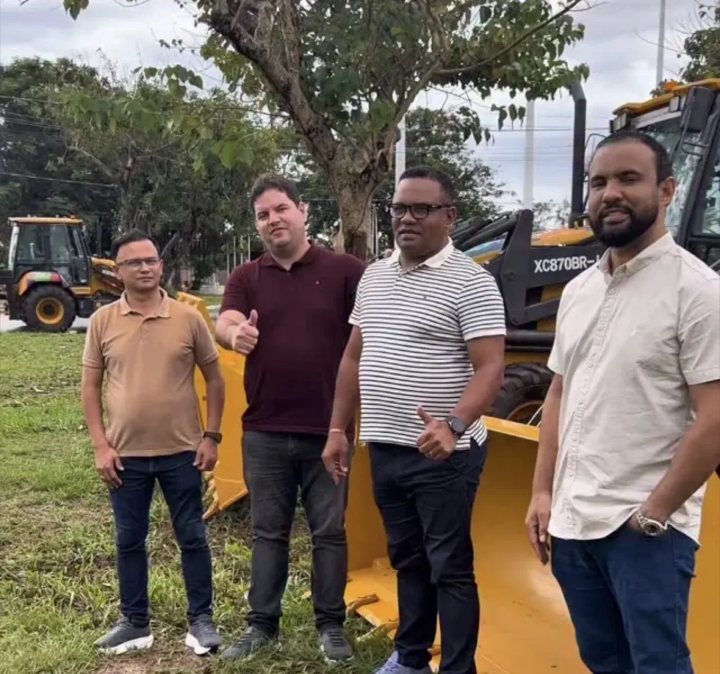 Prefeito Edilson da Alvorada recebe retroescavadeira para reforçar infraestrutura de Palmeirândia