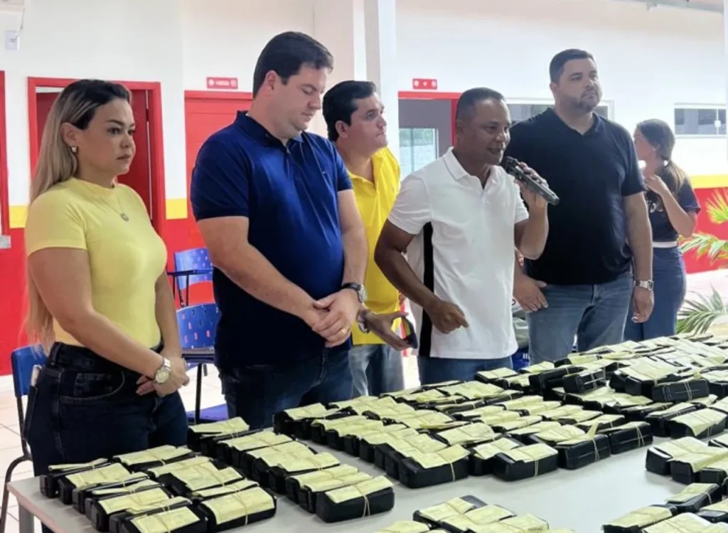 Gilmar Pereira, João Batista Segundo e Aldir Júnior promovem entrega de óculos em Peri-Mirim
