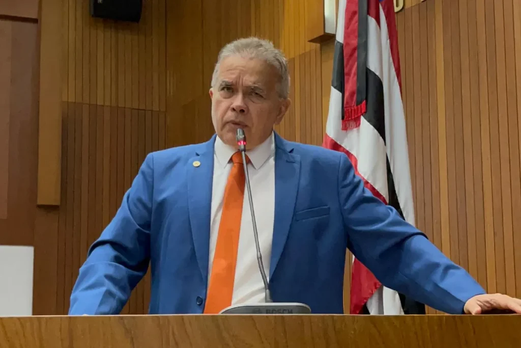 Deputado Júlio Mendonça cobra DNIT por paralisação de obras e precariedade na BR-222 entre Miranda do Norte e Arari