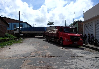 CARRETA ESTÁ ATOLADA DESDE ONTEM NO CENTRO DA CIDADE