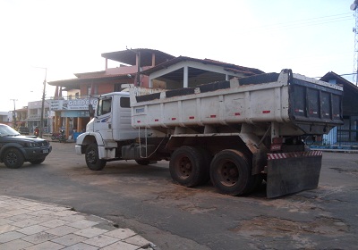 CAÇAMBA ESTÁ NO MEIO DE RUA MAIS MOVIMENTA DA CIDADE HÁ MAIS DE 5 DIAS