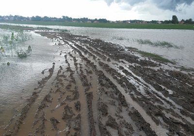 COM A CHUVA, BARREIRA DO POVOADO PALMEIRAL QUEBROU EM TRÊS PEDAÇOS