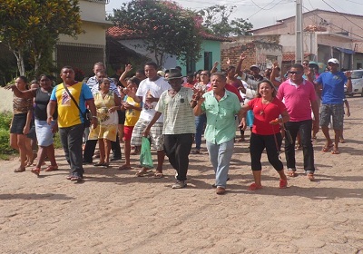PRIMEIRO DE MAIO: PADRE E FIÉIS VISITAM TRABALHADORES