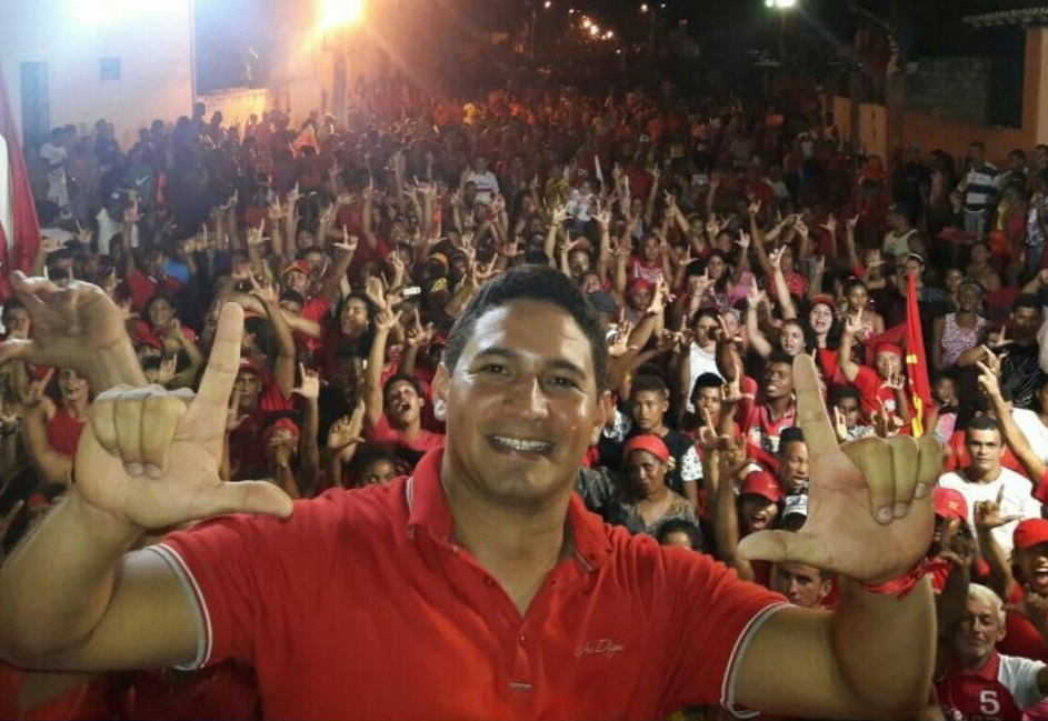 Em São Vicente, multidão acompanha Lelé Arouche em ultimo comício