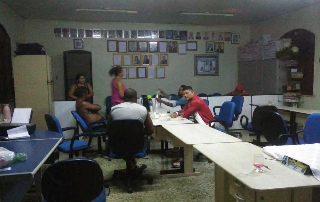 Pela terceira vez Ulisses marca posse de vice em Matinha e população ocupa prédios da Prefeitura e Câmara