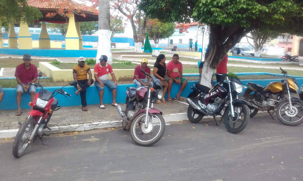 Funcionários protestam em frente a prefeitura de São João Batista e prefeito diz que todos serão pagos