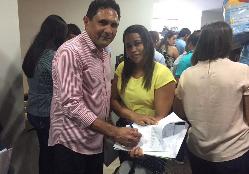 Costinha e secretária de Assistência Social assinam termo para gestão do ‘Bolsa Escola’ em Olinda Nova