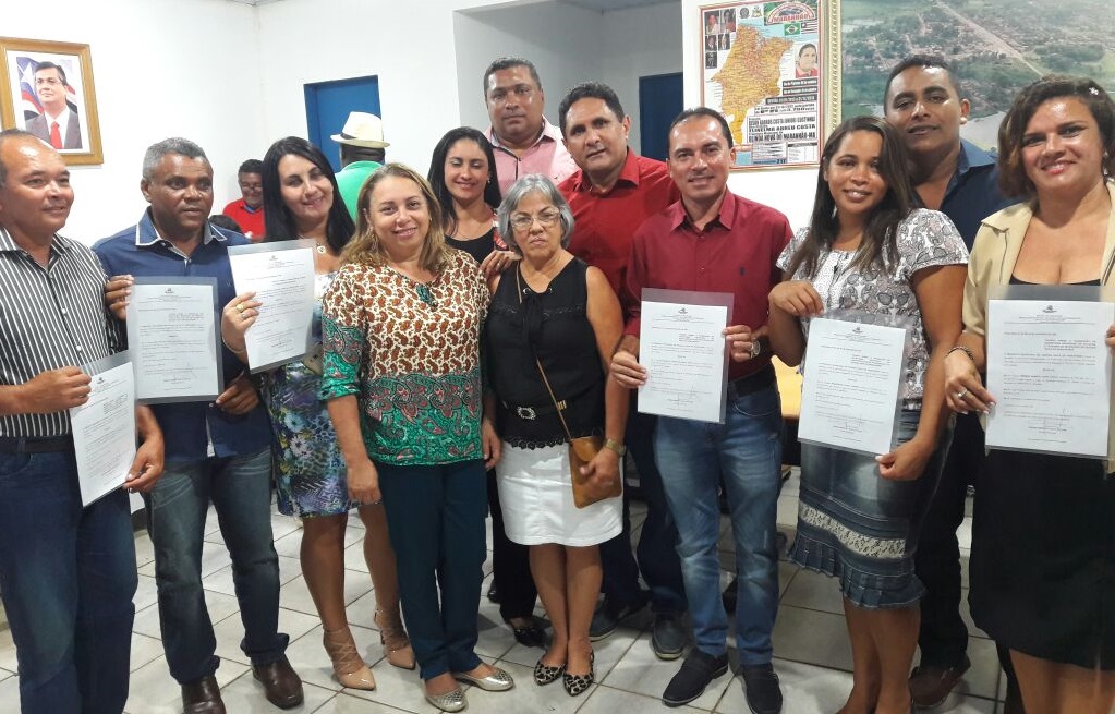 Sem muitas mudanças, Costinha empossa secretários em Olinda Nova do Maranhão
