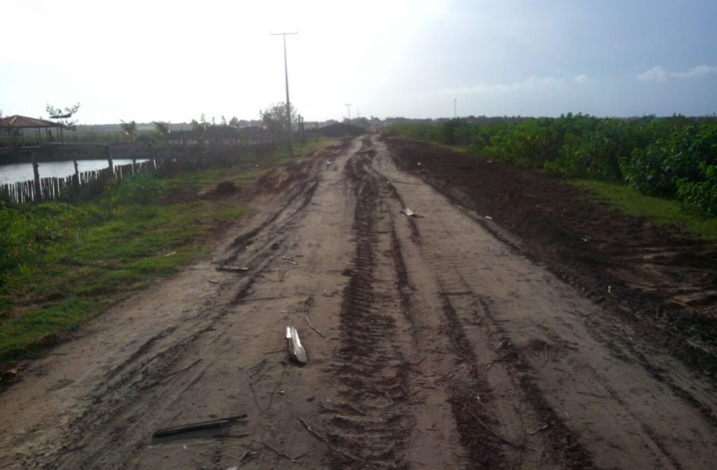 Moradores se unem para arrumar estrada da Raposa em São João Batista