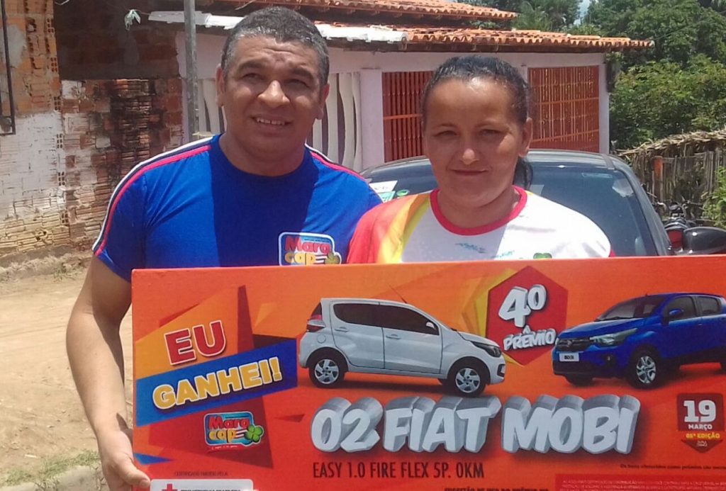 Vicentina sorteada com dois carros no Maracap recebe premiação