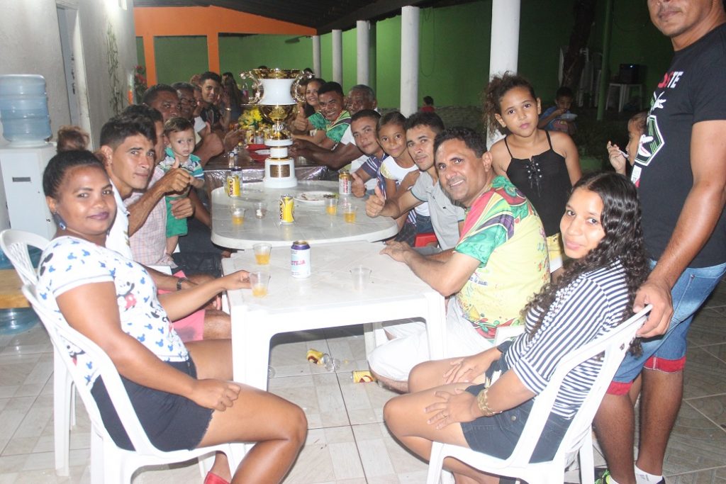 Costinha reúne amigos e fala sobre o carnaval em Olinda Nova do Maranhão