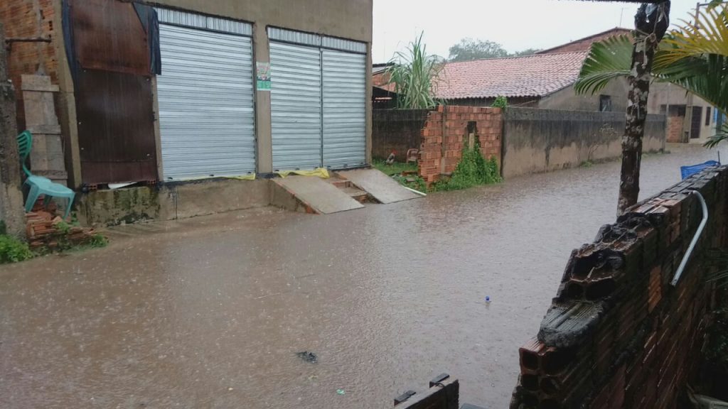 Após forte chuva, água invade casas em São João Batista