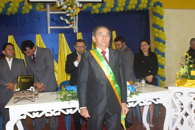 Homenageando trabalhadores de São João Batista, prefeito João Dominici antecipa pagamento