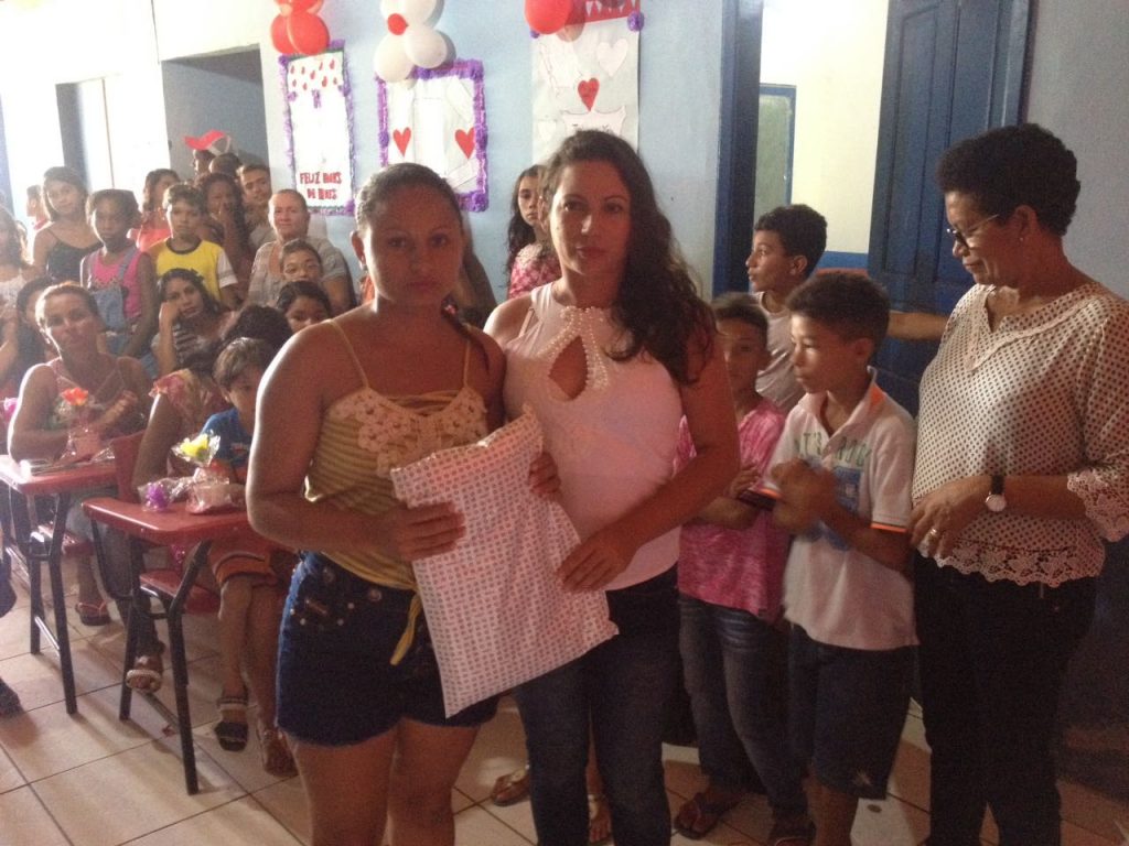 Alunos e professores fazem homenagem a mães no povoado Santana, São João Batista
