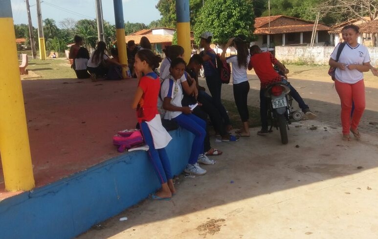 Por conta do calor, alunos se recusam a assistir aula no povoado Olinda dos Aranhas, em São João Batista