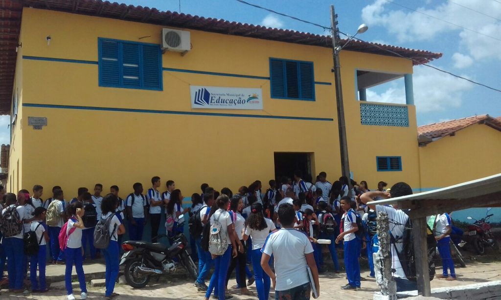 Urgente: alunos fazem manifestação neste momento em São João Batista