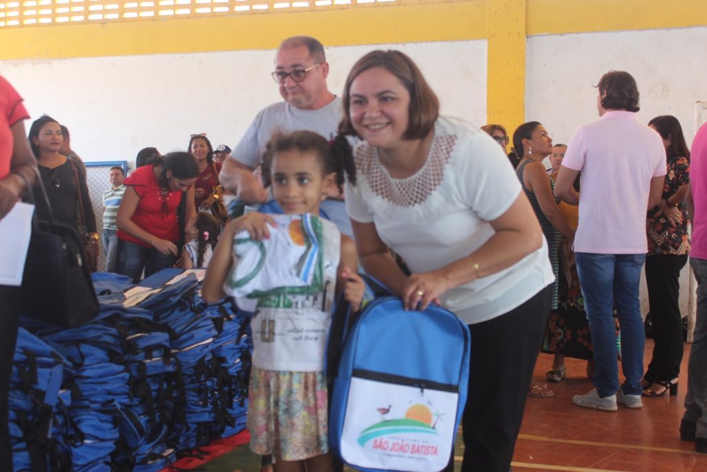 João Dominici e secretária de Educação entregam fardamento para alunos em São João Batista
