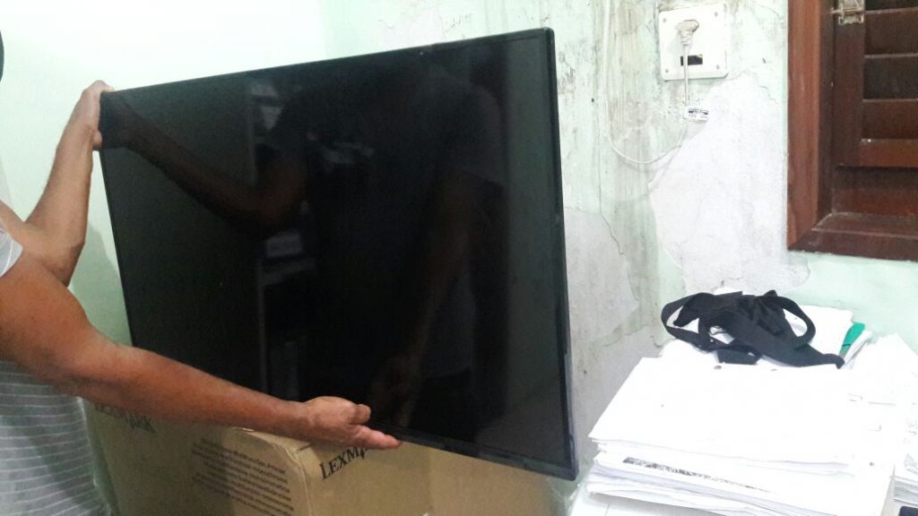 Polícia recupera televisão furtada e prende acusado com drogas em São João Batista