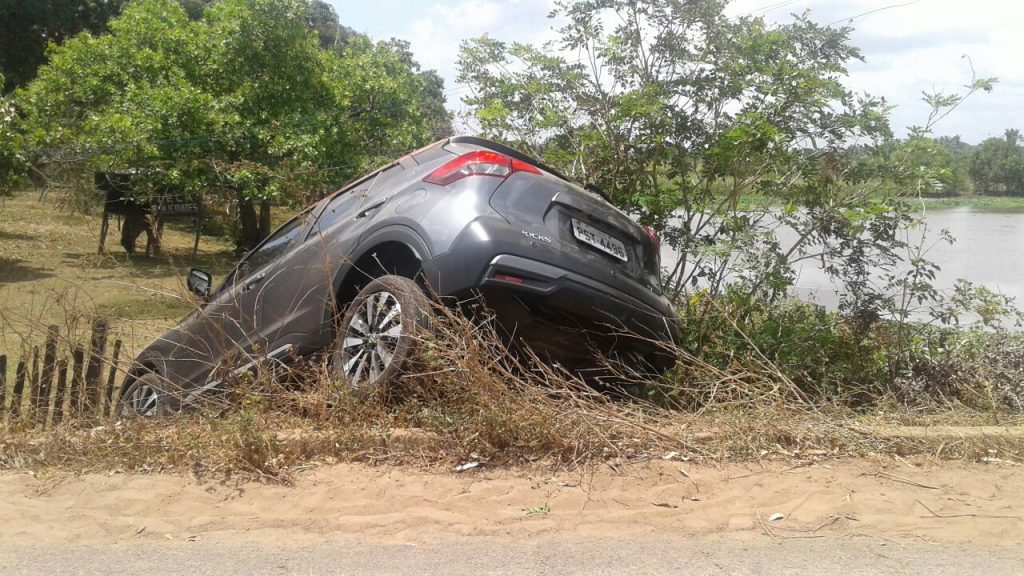 Urgente: carro bate em buraco e por pouco não capota em São João Batista