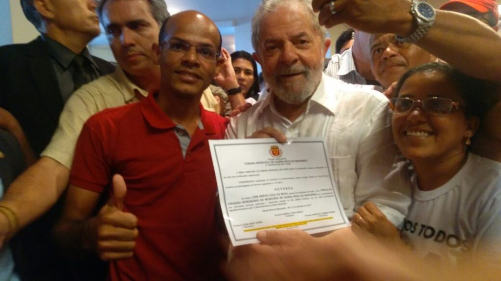 Vereador Gabriel de Tuda entrega título de cidadão olindense ao ex-presidente Lula