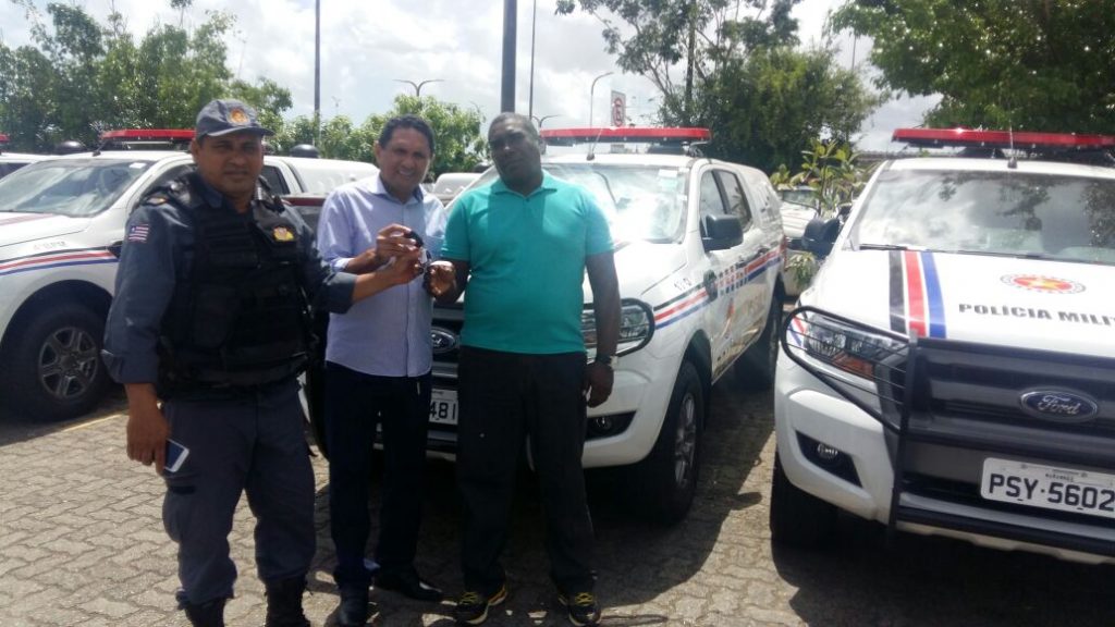 Para melhorar segurança em Olinda Nova do Maranhão, prefeito Costinha recebe nova viatura do Governo do Estado